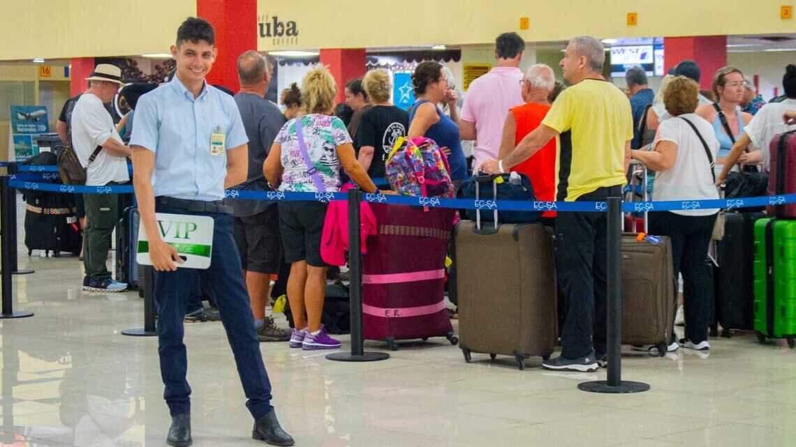Aeropuertos de Cuba ofrecen un ‘trato diferente‘. Los viajeros de Miami deben pagarlo en dólares