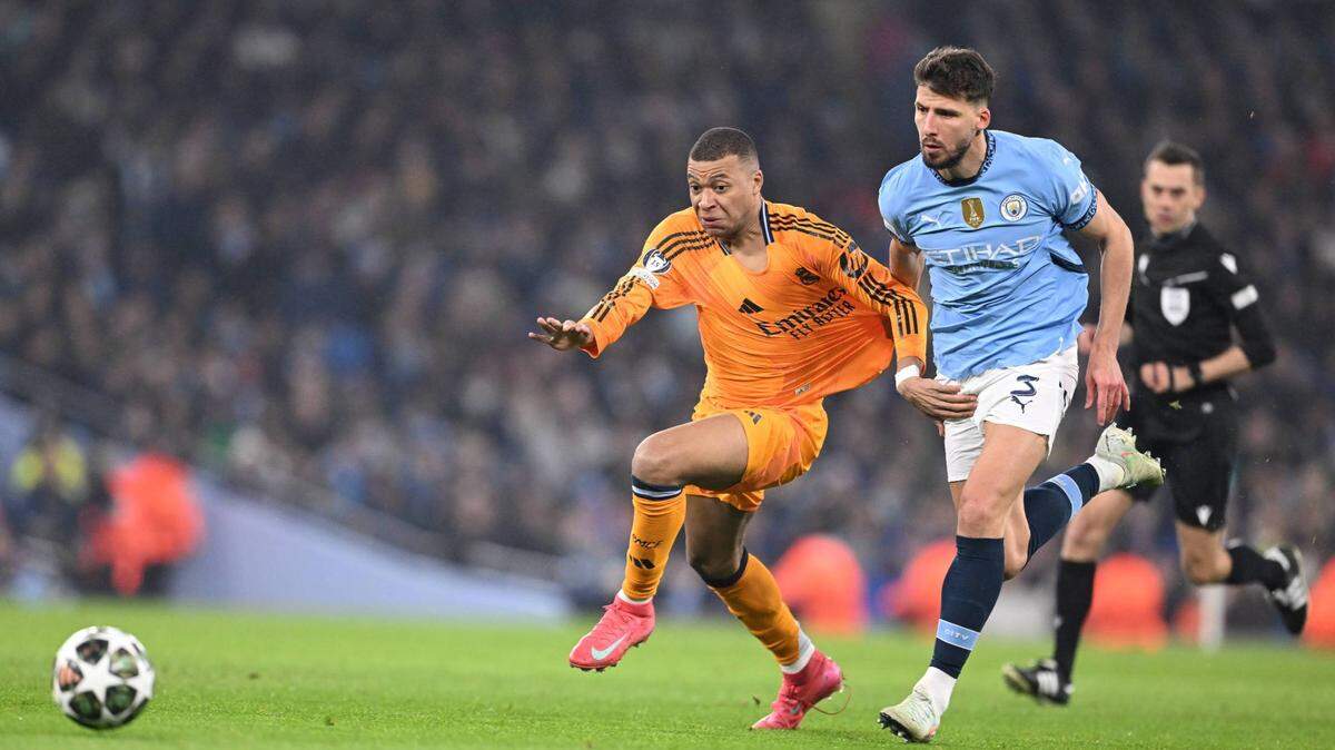 El Real Madrid aprovechará la euforia tras la remontada 3-2 ante el Manchester City en la Liga de Campeones, donde Kylian Mbappé (izq.) anotó uno de los goles del equipo.