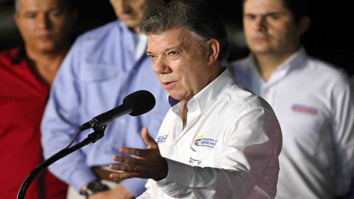  El presidente colombiano Juan Manuel Santos habla el miércoles 26 de agosto de 2015, después de visitar a personas deportadas en el albergue del coliseo Municipal en Cucutá (Colombia). El presidente colombiano aseguró sentir la misma indignación que sus connacionales deportados por Venezuela en los últimos días y aseguró que, como es su deber, los protegerá de "todo tipo de abusos". 