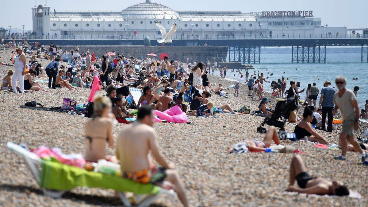 Estudios recientes muestran que, en personas con diabetes tipo 2, la administración de dosis altas de vitamina D puede inducir un efecto positivo sobre el control glucémico. El sol es la principal fuente natural de esa vitamina. Vista de una multitud de bañistas en la playa de Brighton, Reino Unido.