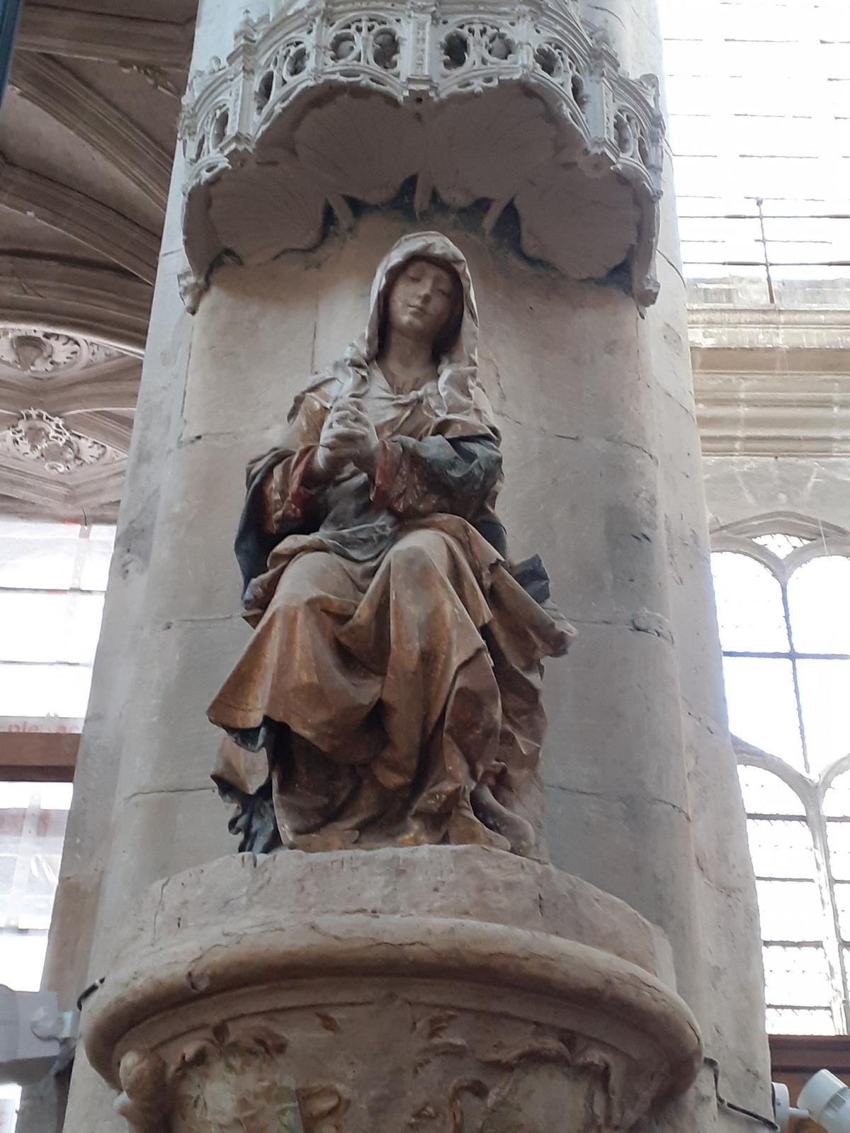 Una de las esculturas de la iglesia de San Pantaleón.