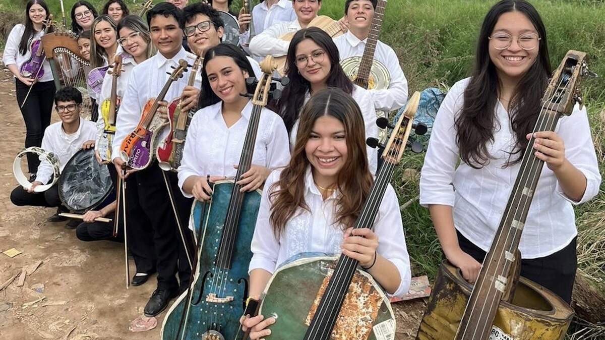  La Orquesta de Instrumentos Reciclados de Cateura, integrada por niños y jóvenes residentes en áreas cercanas al basurero del mismo nombre, en las afueras de Asunción (Paraguay), será una de las atracciones de REUSE-A-PALOOZA, el sábado 21 de febrero en The Moss Center. 