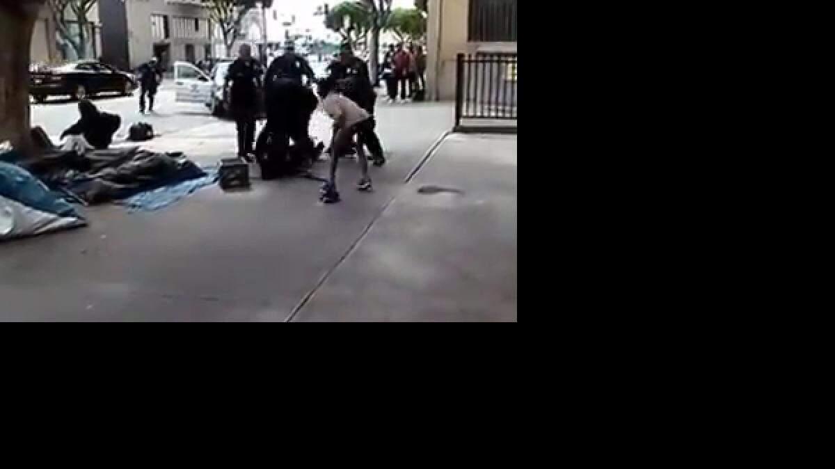 El video muestra un violento altercado entre un hombre y varios policías en un barrio desfavorecido de Skid Row, cerca de Los Ángeles.