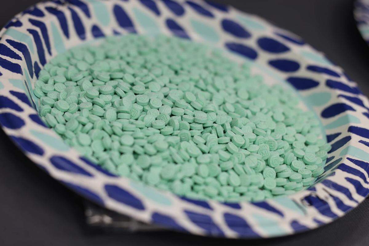 Una pareja presuntamente vendió a un detective encubierto 500 pastillas de fentanilo que pesaban 53,2 gramos.