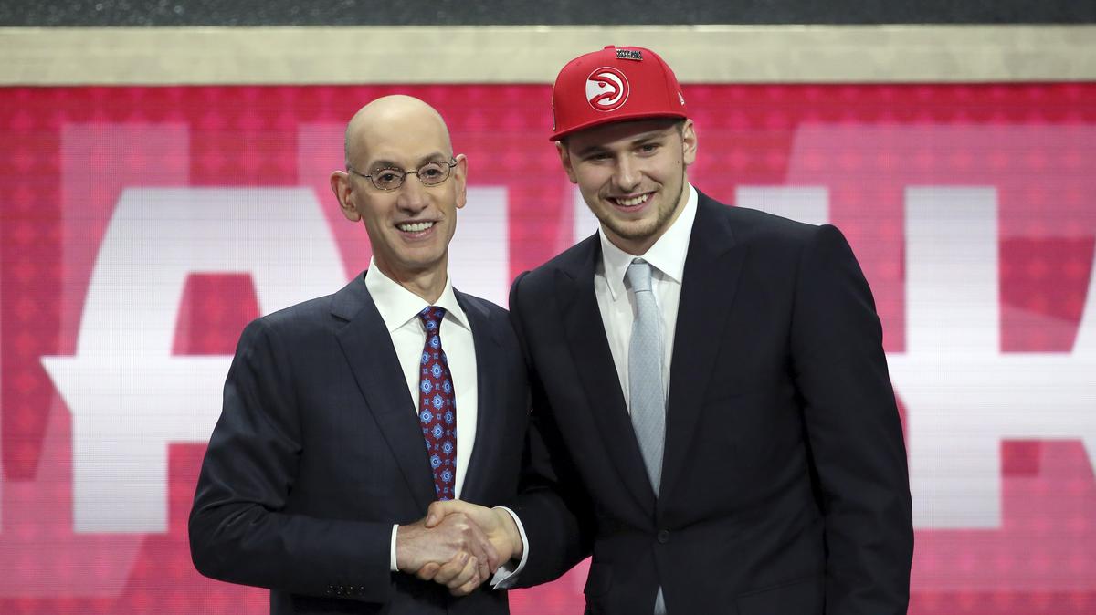 Luka Doncic estrecha la mano del comisionado de la NBA Adam Silver, el 21 de junio de 2018 en Nueva York.