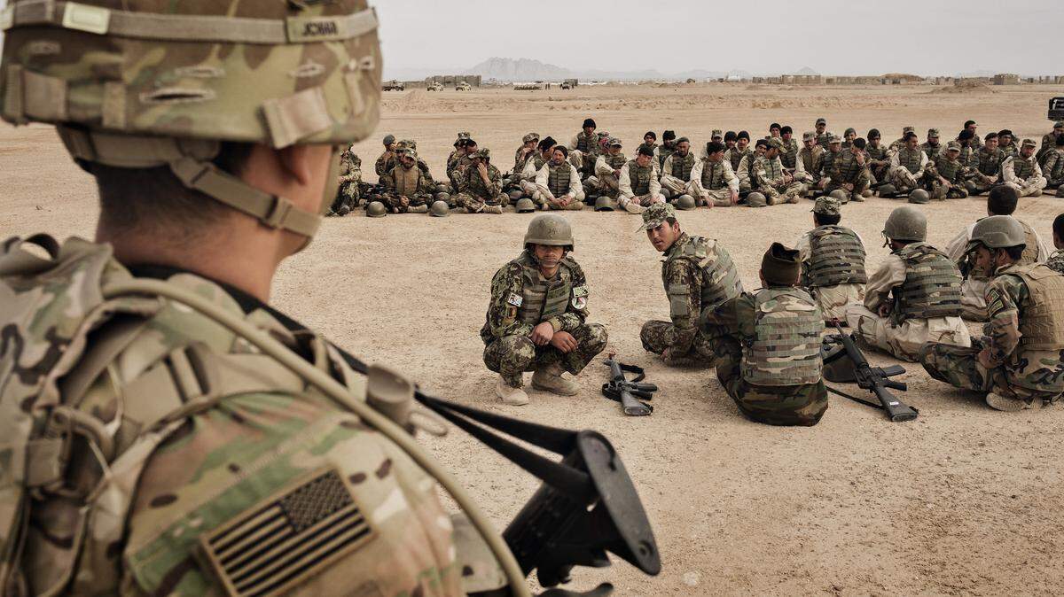 Soldados americanos del 2do Batallón de la División 87 de Infantería supervisan un entrenamiento del Ejército Nacional Afgano en la provincia de Helmand, Afganistán.