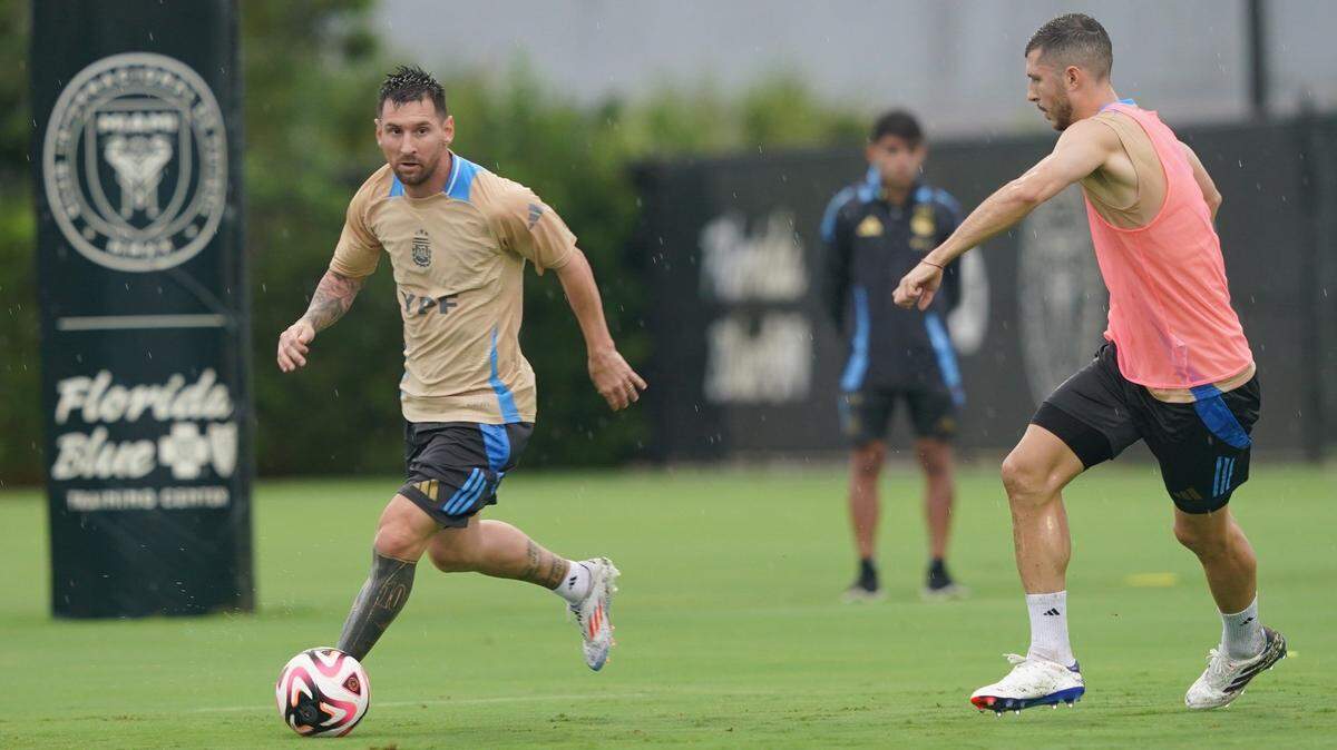 El delantero de Argentina Lionel Messi entrena bajo la lluvia en las instalaciones del Inter Miami, el martes 11 de junio de 2024 en Fort Lauderdale.