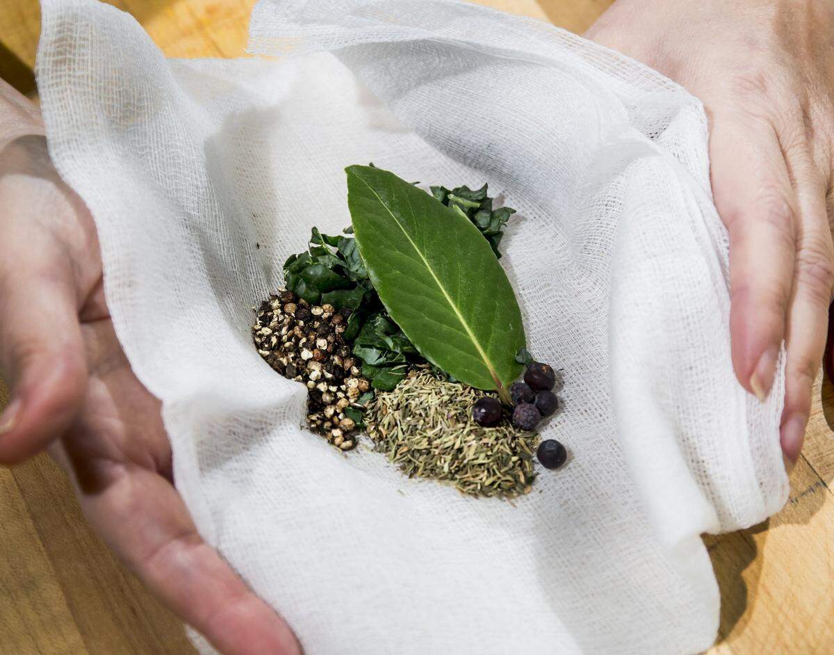 Estos aceites se acumulan principalmente en las hojas, caso de la menta o el eucalipto, y las flores, como ocurre con la rosa o la manzanilla. 