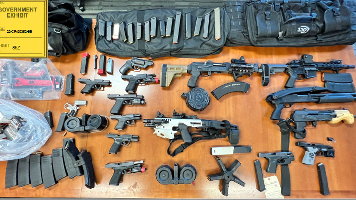 Las autoridades de Miami dijeron que un hombre tenía un negocio ilegal de tráfico de armas y se las vendía a este tipo de personas.