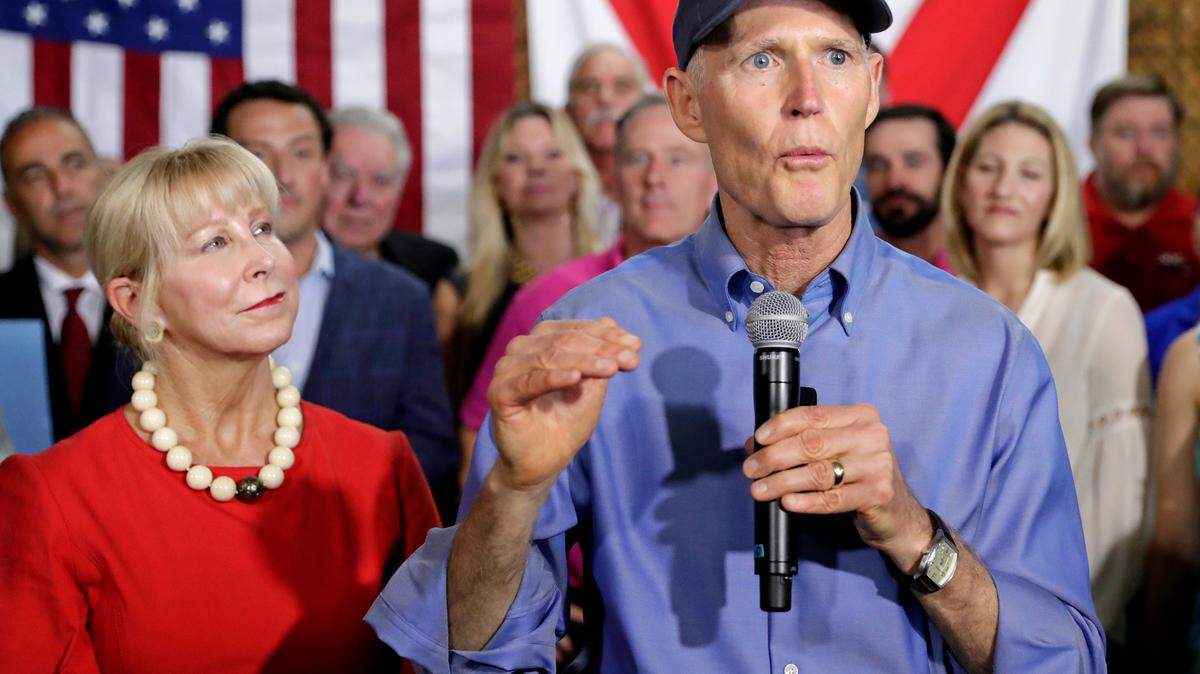 El gobernador de Florida Rick Scott, con su esposa Ann, anuncia que se postulará al Senado de EEUU el 9 de abril del 2018 en Orlando, Florida.