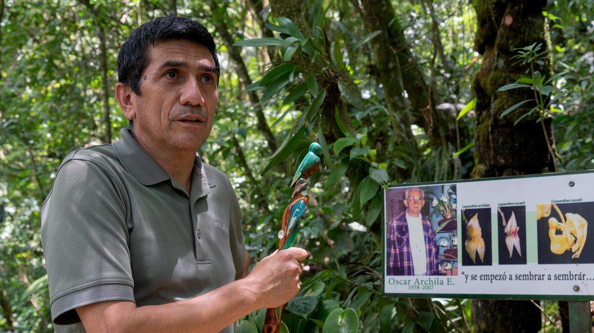 Francisco Archila, hijo de Óscar Archila Euler y administrador que ofrece sus conocimientos a los visitantes de Orquigónea, santuario guatemalteco para las orquídeas.