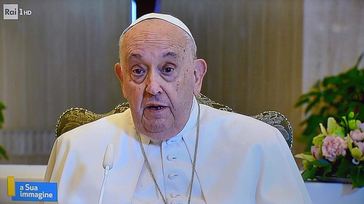El papa Francisco, a causa de una leve gripe, recita el Ángelus desde la capilla de Santa Marta en lugar del habitual Palacio Apostólico. Los fieles siguieron la oración a través de las pantallas de televisión. En la foto tomada de retransmisiones televisivas italianas. 26 de noviembre de 2023.