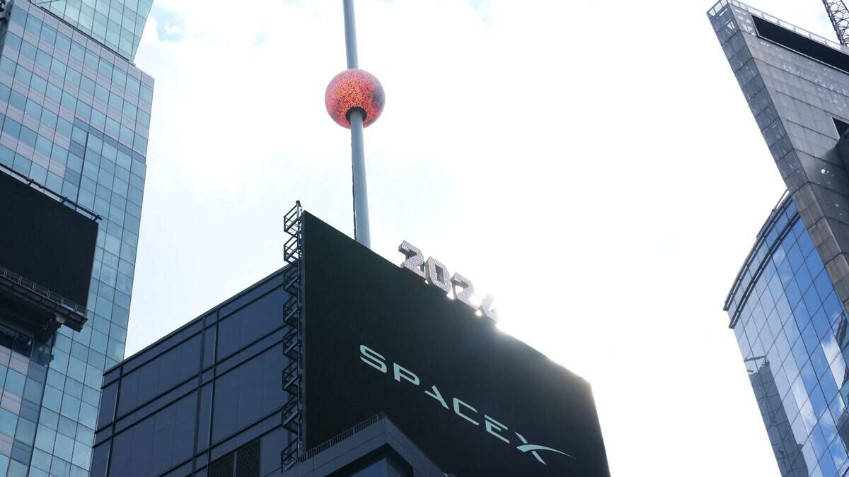 La bola de cristal de Times Square desciende con motivo de la oferta pública inicial (IPO) de SpaceX en Nueva York, el 12 de junio de 2026.