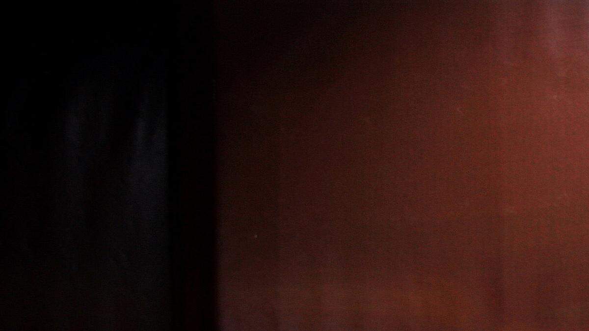 Foto de archivo. Un empleado de Al Yazira camina cerca del logotipo de la agencia de noticias en Doha, Qatar.