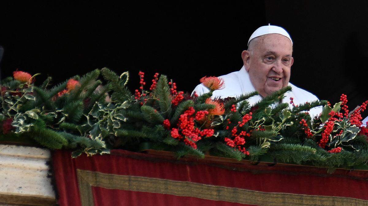 El Papa Francisco pronuncia su mensaje y bendición de Navidad “Urbi et Orbi” (a la ciudad y al mundo) desde el balcón central de la Basílica de San Pedro en el Vaticano, el 25 de diciembre de 2024. Foto de Eric Vandeville / Abaca / Sipa USA.