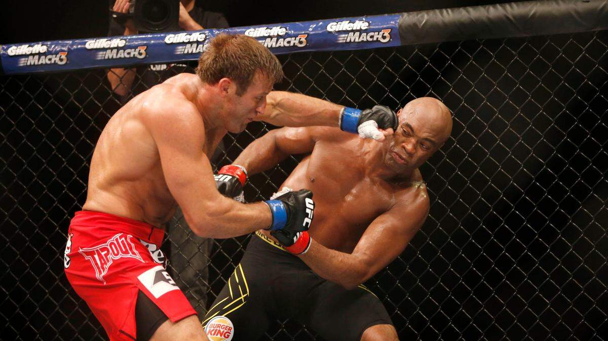 Stephan Bonnar (izq.) en la pelea con el brasileño Anderson Silva en la UFC 153 en Río de Janeiro, el 14 de octubre de 2012.