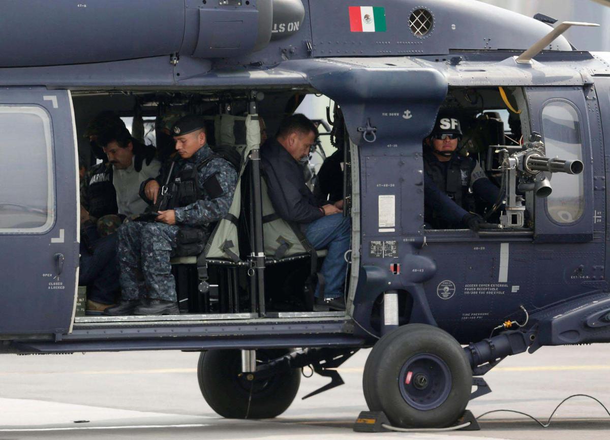 Joaquín El Chapo Guzmán sentado dentro de un helicóptero de la policía federal mexicana en Ciudad de México el 22 de febrero de 2014.
