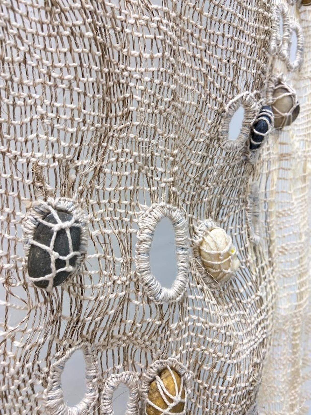 'Bond on Life, Tz’ror Hachaim',&nbsp;2025, de Deborah Rosental. Algodón, fique y piedras, 73 x 29 pulgadas.&nbsp; &nbsp;