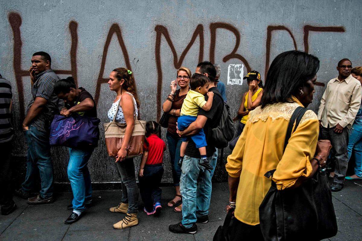 El colapso económico terminó estallando con una tasa de inflación cercana al millón por ciento y una aguda escasez de alimentos que tiene a más a un tercio de la población comiendo una sola vez al día.