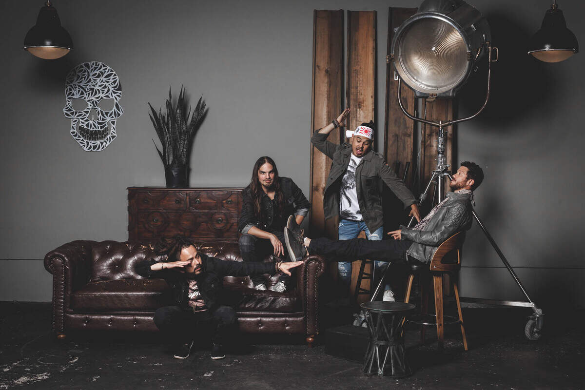 “Es una gran bendición que nuestro grupo haya nacido en Miami”, afirma Itawe Correa, vocalista y alma máter de Locos por Juana.  En la foto, junto a Mark Kondrat, Javier Lakambra Delgado y Davod Pransky.
