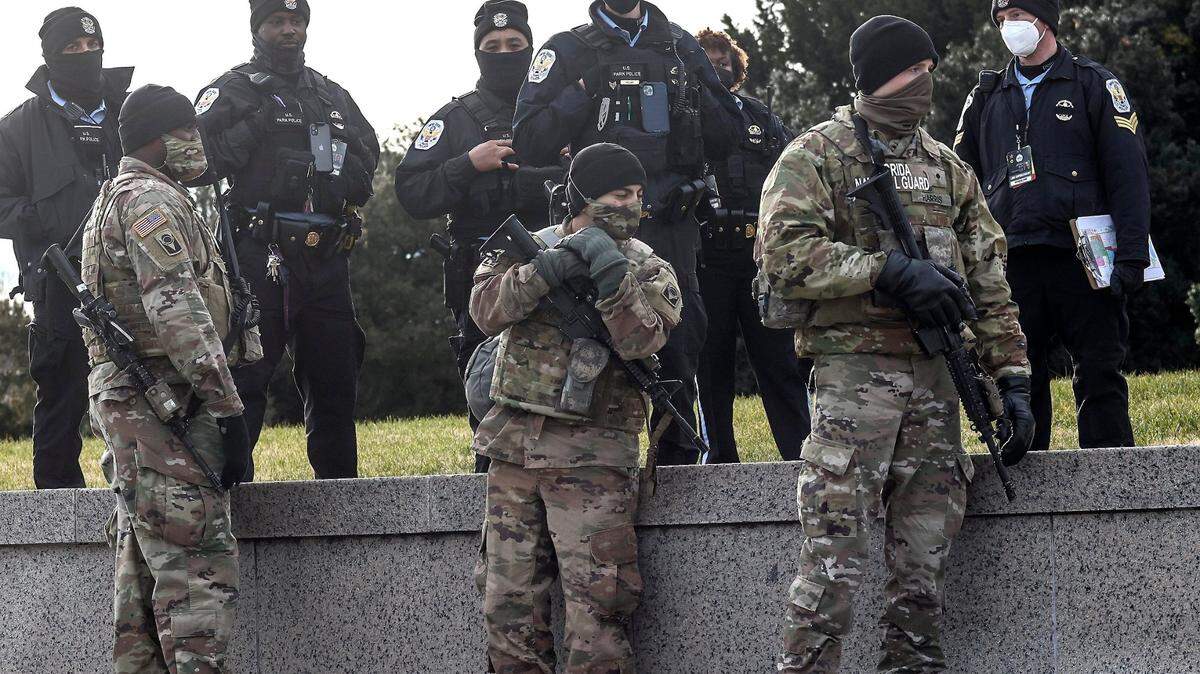 Miembros de la Guardia Nacional de la Florida en el lado oeste del Monumento a Lincoln y en todo Washington, DC para ayudar al Servicio Secreto y otras agencias encargadas de hacer cumplir la ley antes de la toma de posesión del presidente Joe Biden el miércoles 20 de enero de 2021.