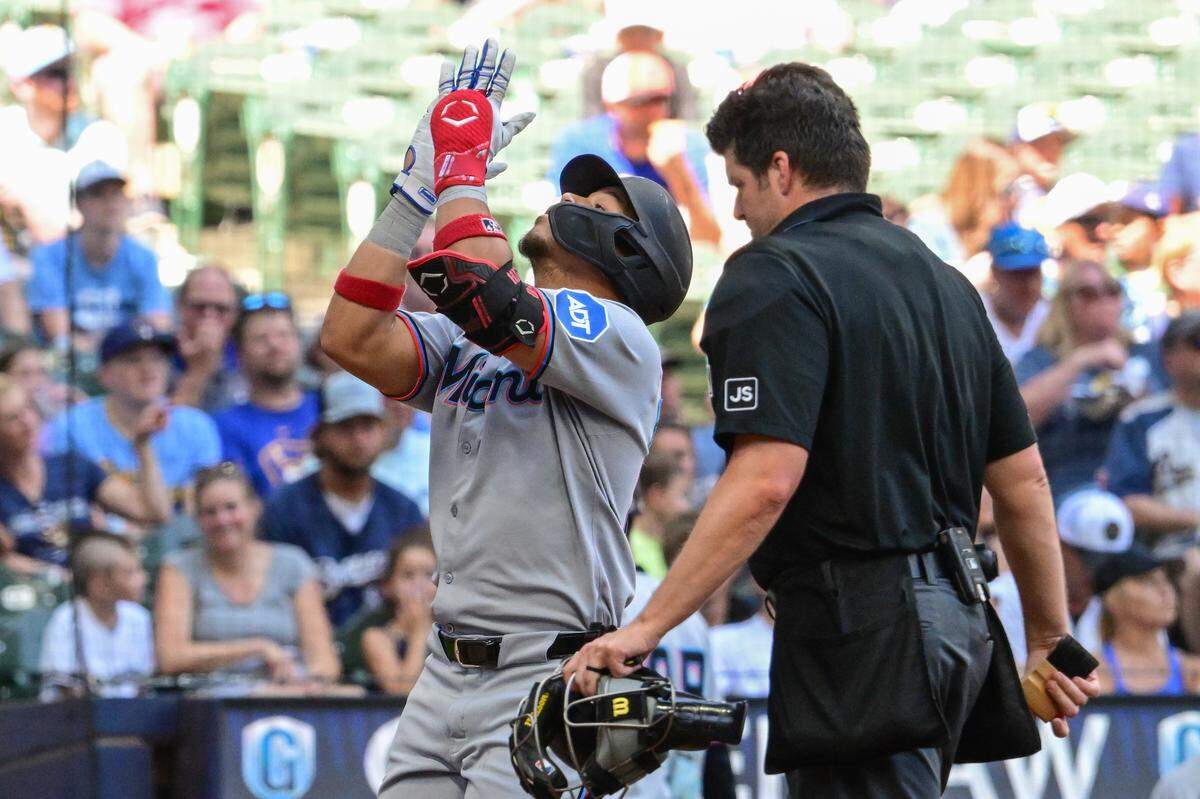 El bateador designado de los Marlins de Miami Heriberto Hernández celebra tras pegar un jonrón en el cuarto inning del partido ante los Cerveceros, celebrado el 27 de julio de 2025 en Milwaukee.