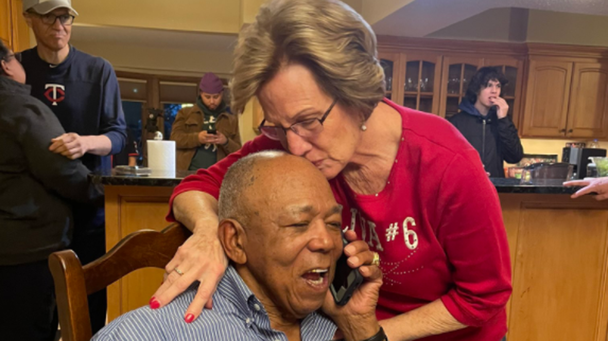 Tony Oliva recibe en su casa la llamada que lo confirma como miembro del Salón de la Fama de Cooperstown, el domingo 5 de diciembre de 2021.