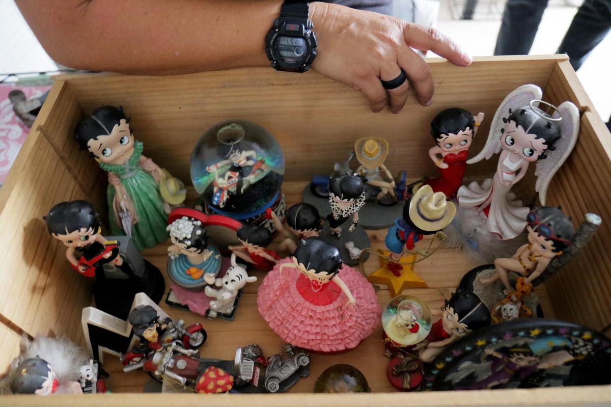 Millye Ramírez junto a una caja con parte de su colección de figuras de Betty Boop, en Hollywood, Florida, en una imagen del 11 de septiembre de 2019. Ramírez usa el app móvil OfferUp para vender artículos de uso y ganar dinero adicional.