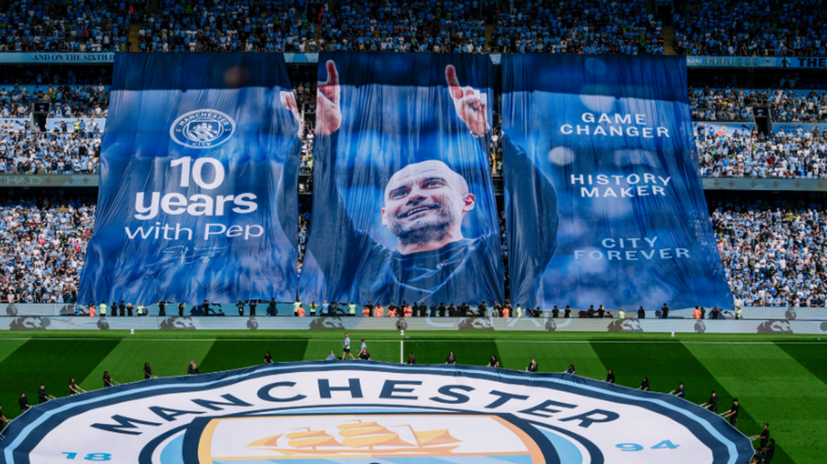 “10 años con Pep”, “Cambió el juego”, “Hizo historia” y “City forerver (por siempre), rezó el gigantesco tifo que ocupó gran parte de uno de los laterales del estadio.