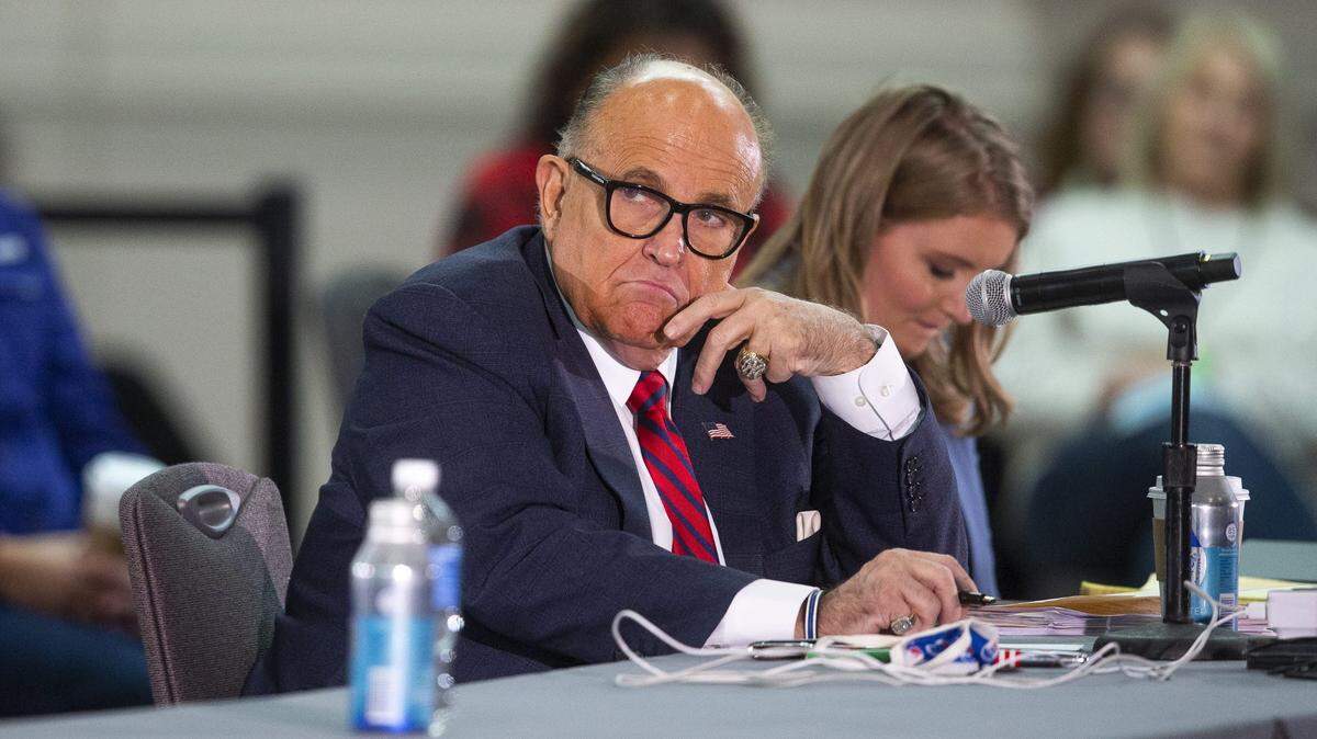 Rudy Giuliani, escucha a los presentadores en una reunión pública donde los partidarios del presidente Trump disputaron su derrota en las elecciones de 2020, en el Hotel Hyatt Regency en Phoenix el 30 de noviembre de 2020.