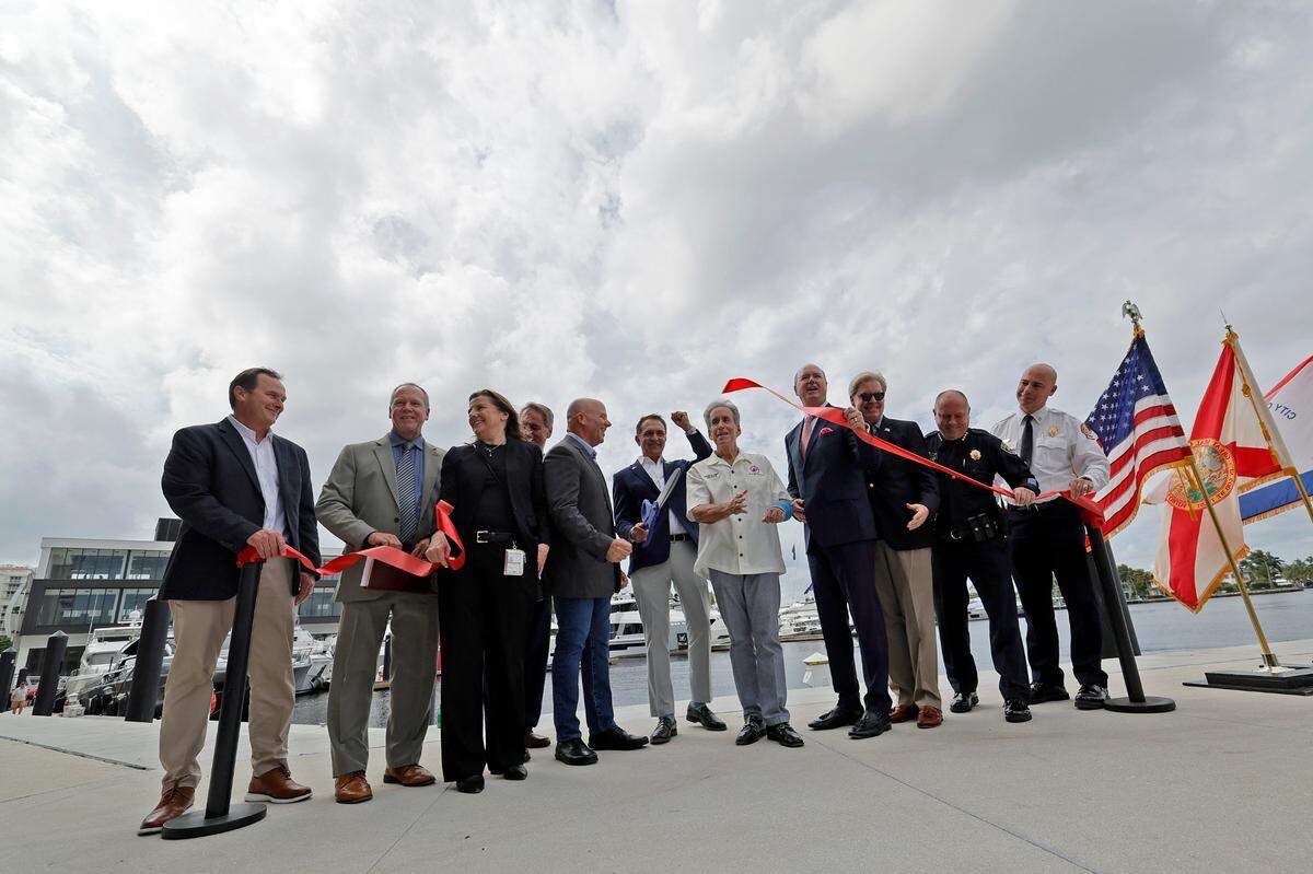El alcalde de Fort Lauderdale, Dean Trantalis, corta la cinta para celebrar la gran inauguración de Las Olas Marina en Fort Lauderdale el martes 29 de octubre de 2024.