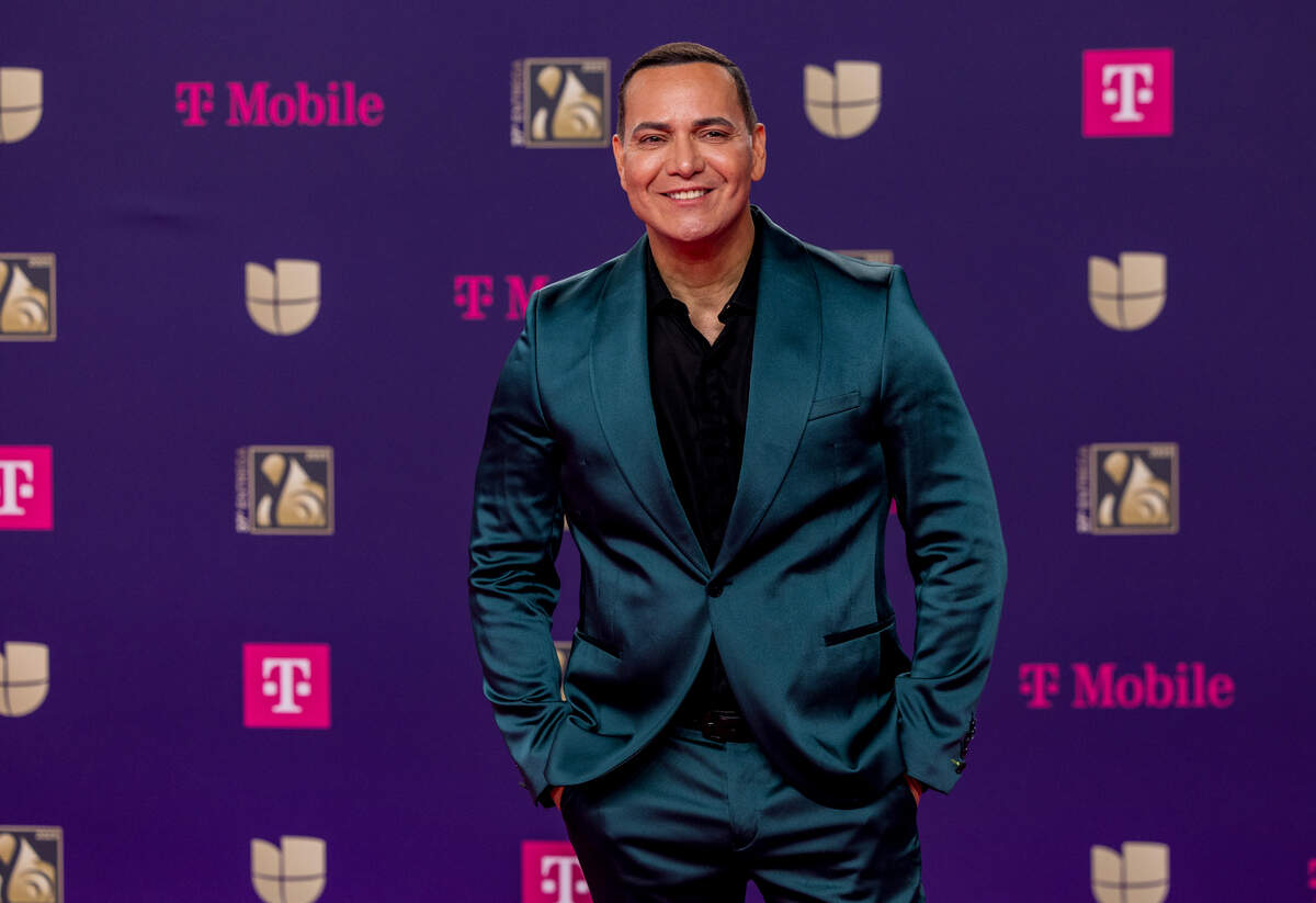 El artista Víctor Manuelle reacciona a su llegada a la alfombra magenta de Premio Lo Nuestro 2025, celebrado en el Kaseya Center, en Miami, el jueves 20 de febrero de 2025.