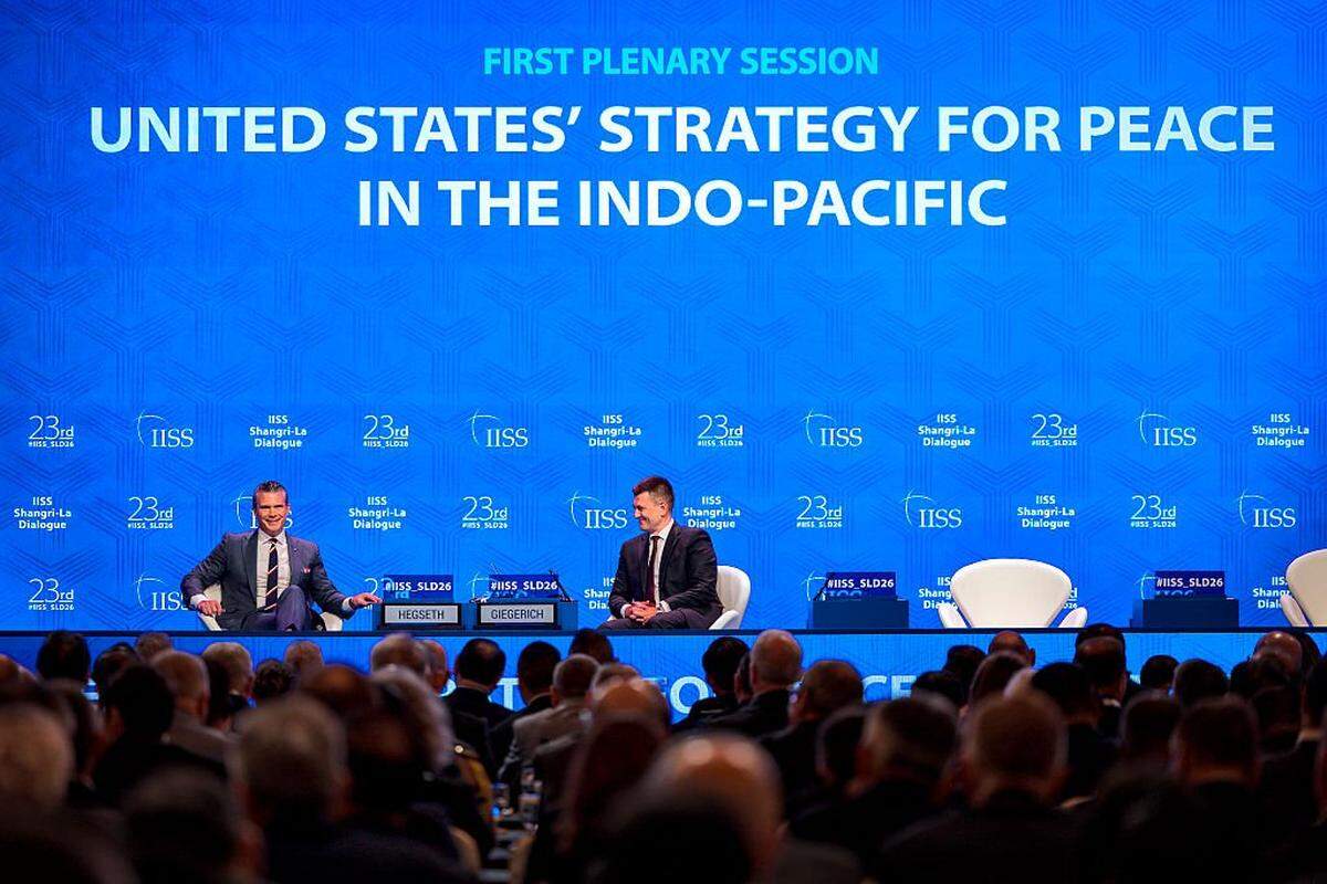 El Secretario de Guerra de los EEUU, Pete Hegseth (izquierda), responde a las preguntas de los delegados mientras el Director General y Director Ejecutivo del IISS, el Dr. Bastian Giegerich, observa, durante el 23.º Diálogo Shangri-La del IISS, celebrado en el Hotel Shangri-La el 30 de mayo de 2026 en Singapur.