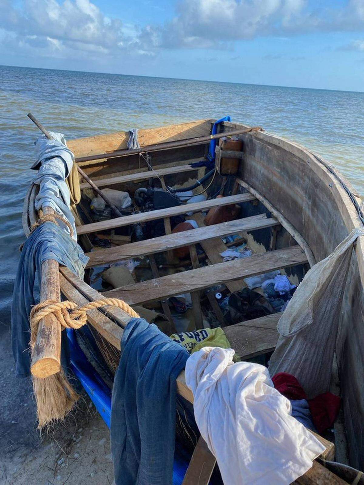 Una rústica embarcación de migrantes cubanos detenida en la orilla de Big Pine Key en los Cayos de la Florida, el viernes 25 de noviembre de 2022.