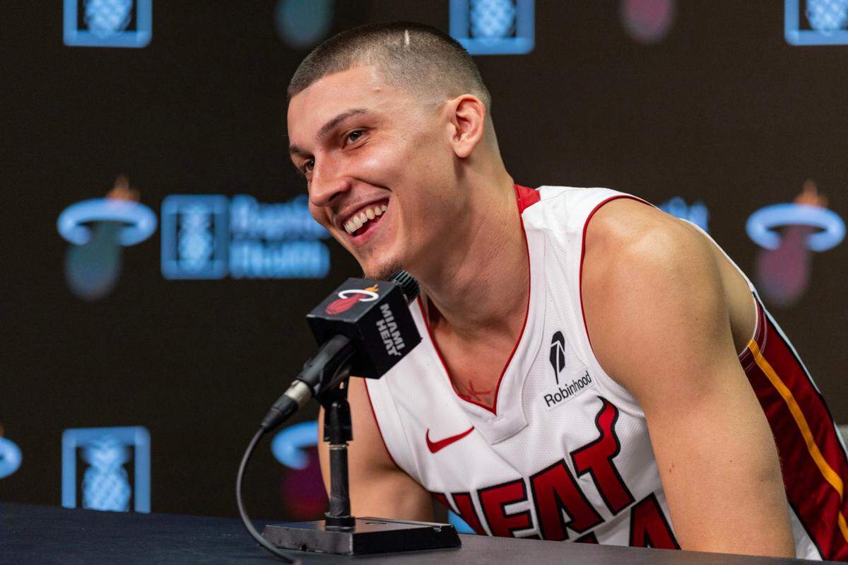 El escolta del Heat Tyler Herro reacciona a una pregunta de los reporteros en el Día de la Prensa, celebrado el 30 de septiembre de 2024 en el Kaseya Center en Miami.