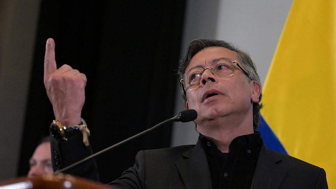 Presidente de Colombia asegura que escapó de un intento de asesinato