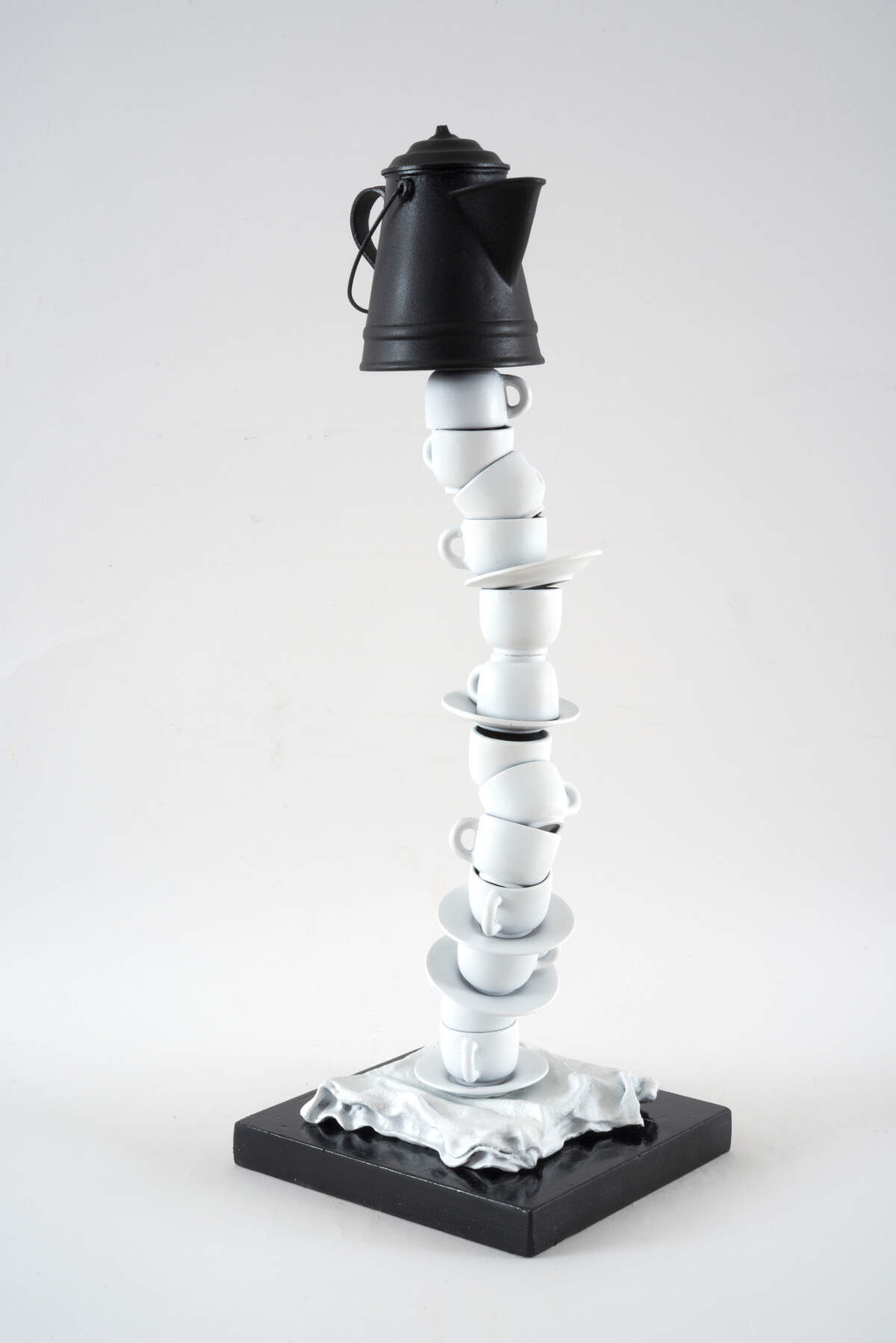 ‘Space Station’, 2020, escultura de bronce pintado,17 x 6 x 6 pulgadas.