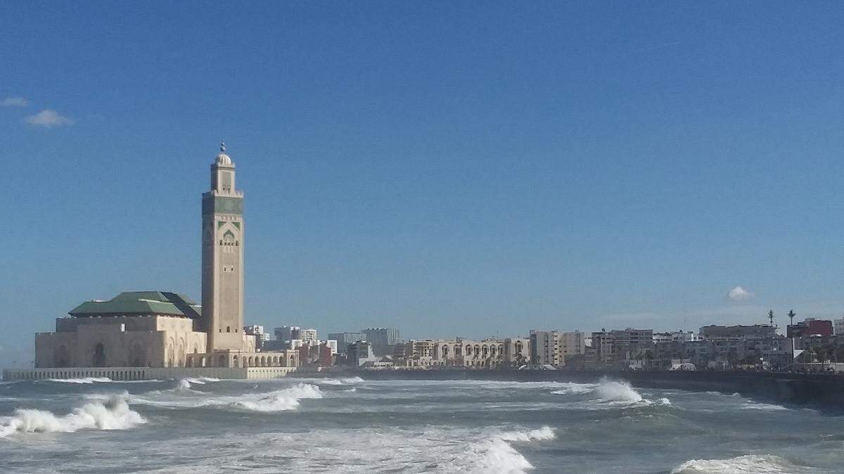 La Mezquita Hassan II es el símbolo de la ciudad vista desde el paseo marítimo, La Corniche, que une la mezquita con el faro de El Hank.