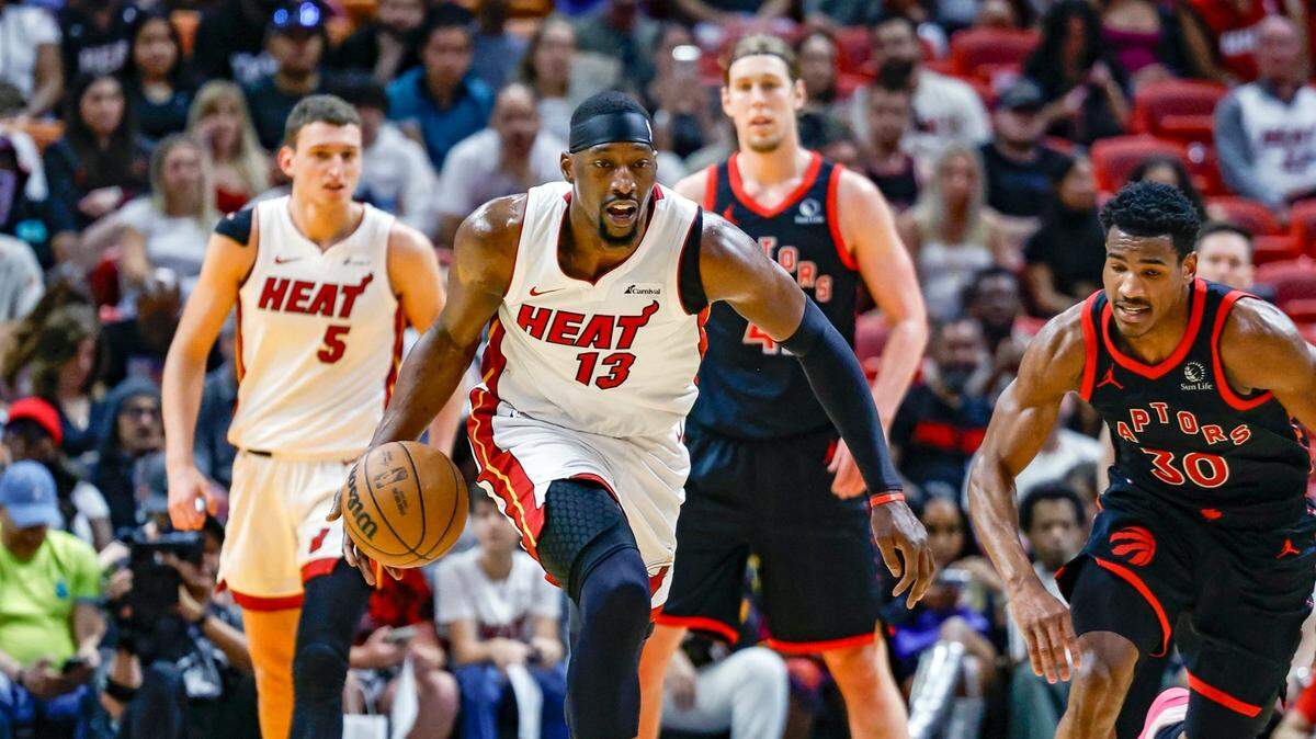 El centro del Heat Bam Adebayo (13) conduce la pelota en el partido ante los Raptors de Toronto, celebrado el 14 de abril de 2024 en Miami.