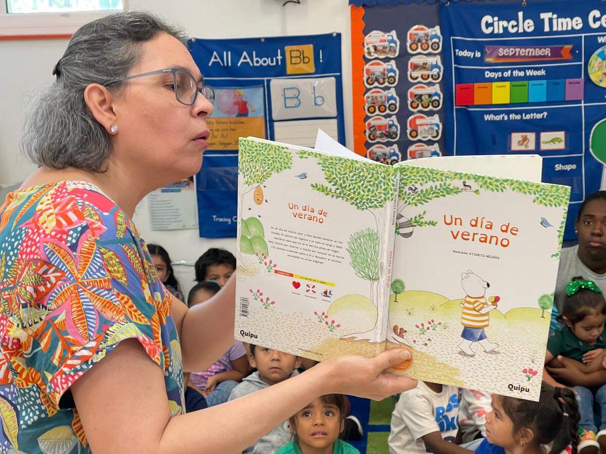 Betty Quintero lee cuentos a los niños en la Fiesta de la Lectura.