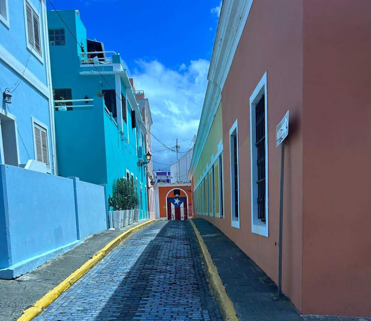 Una típica calle con adoquines del Viejo San Juan, Puerto Rico.