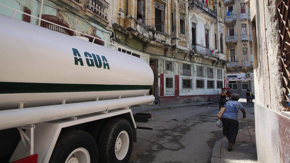 Un camión distribuye agua potable en un vecindario de La Habana, en esta foto de archivo del 27 de octubre de 2020.