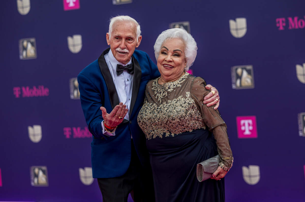 ¡Ganas con Canas! Celina y Filiberto, los abuelos sensación de las redes sociales, ¡llegaron con toda la actitud a la alfombra magenta de Premio Lo Nuestro 2025! La celebración tuvo lugar en el Kaseya Center de Miami, el jueves 20 de febrero de 2025..