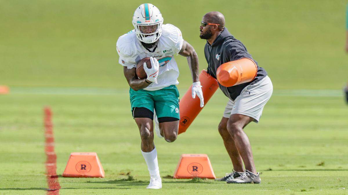 El running back de los Dolphns Jeff Wilson Jr. corre durante una práctica con el equipo en el Baptist Health Training Complex en Miami Gardens, el 3 de noviembre de 2022.