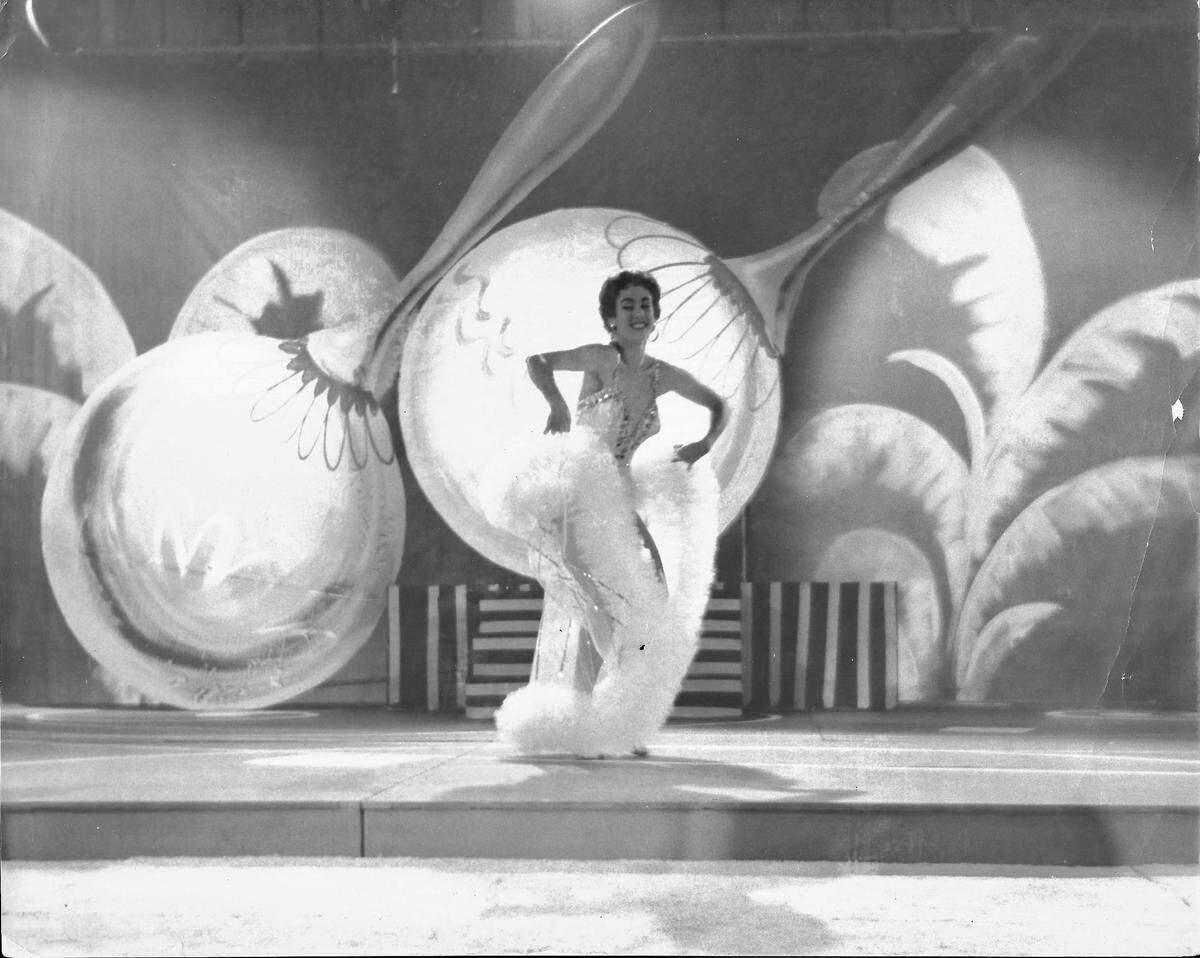Sonia Calero en el programa “Desfile Musical” de CMQ Televisión (Canal 6). 