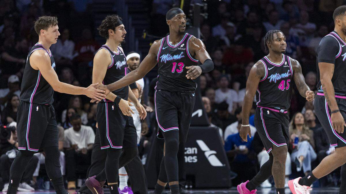 El centro del Heat Bam Adebayo (13) reacciona tras una jugada contra los Warriors de Golden State, en el partido celebrado el 19 de noviembre de 2025 en Miami. 