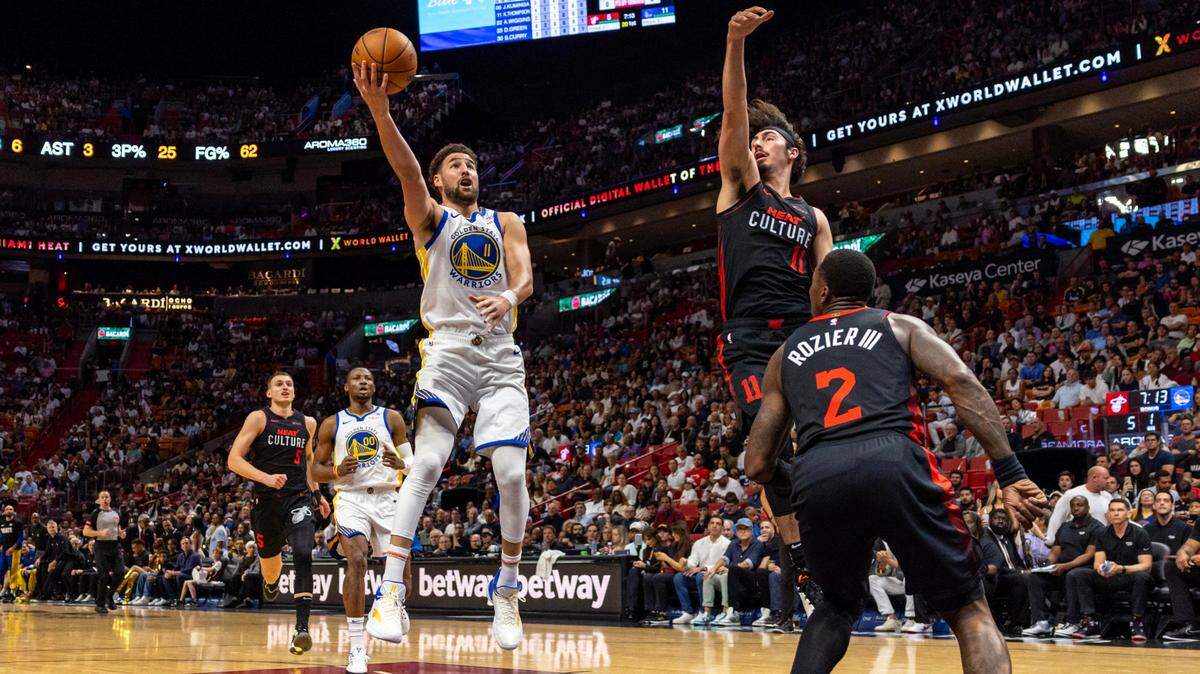 El jugador de los Warriors de Golden State Klay Thompson entra al aro ante la marca de Jaime Jáquez Jr., del Heat, en el partido celebrado el 26 de marzo de 2024 en Miami.