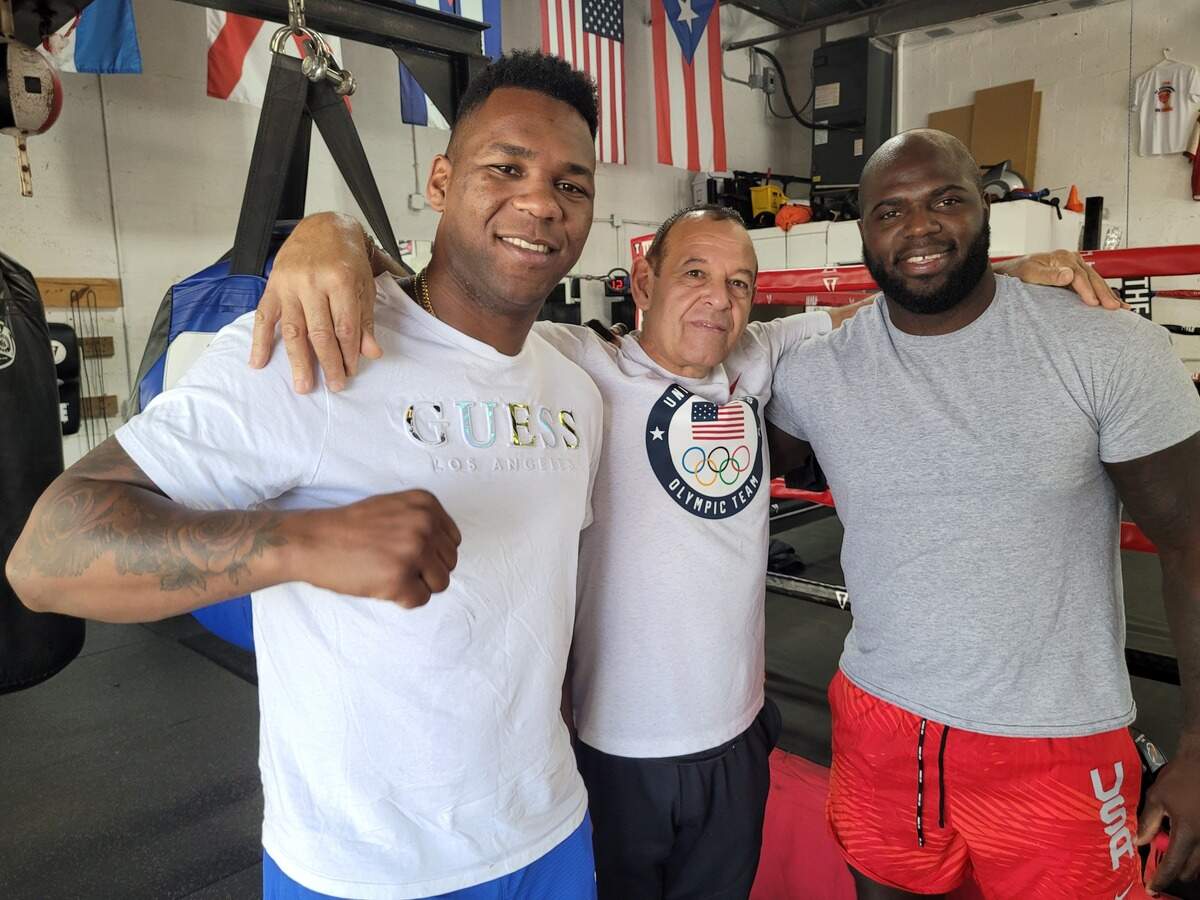 Lenier Peró (izq.) junto a Pedro Roque (centro) y Jairzinho Rozenstruik, peleador de la UFC, en el gimnasio de Miami.