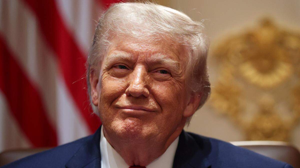 
El presidente de Estados Unidos, Donald Trump, observa durante una reunión de gabinete en la Sala del Gabinete de la Casa Blanca el 27 de mayo de 2026 en Washington, DC. 