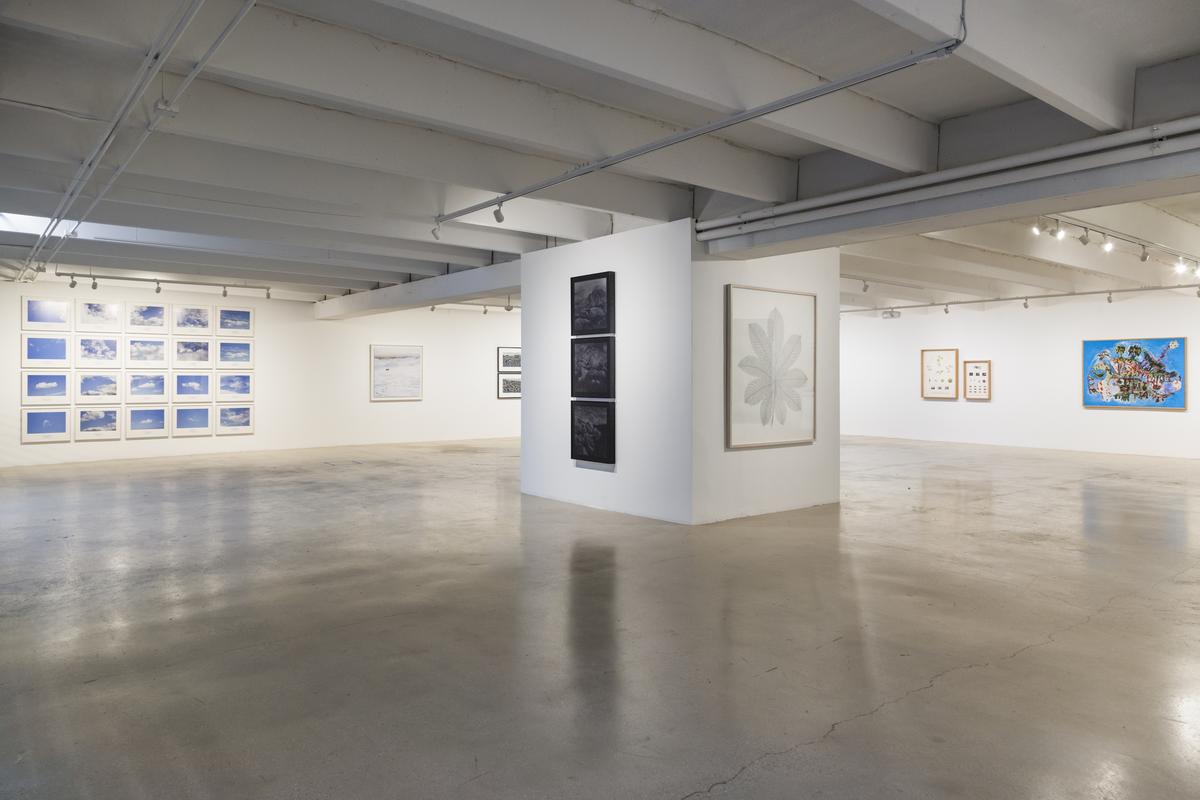 Obras en sala de la exhibición ‘A World Far Away, Nearby and Invisible: Territory Narratives’, abierta al público en El Espacio 23.